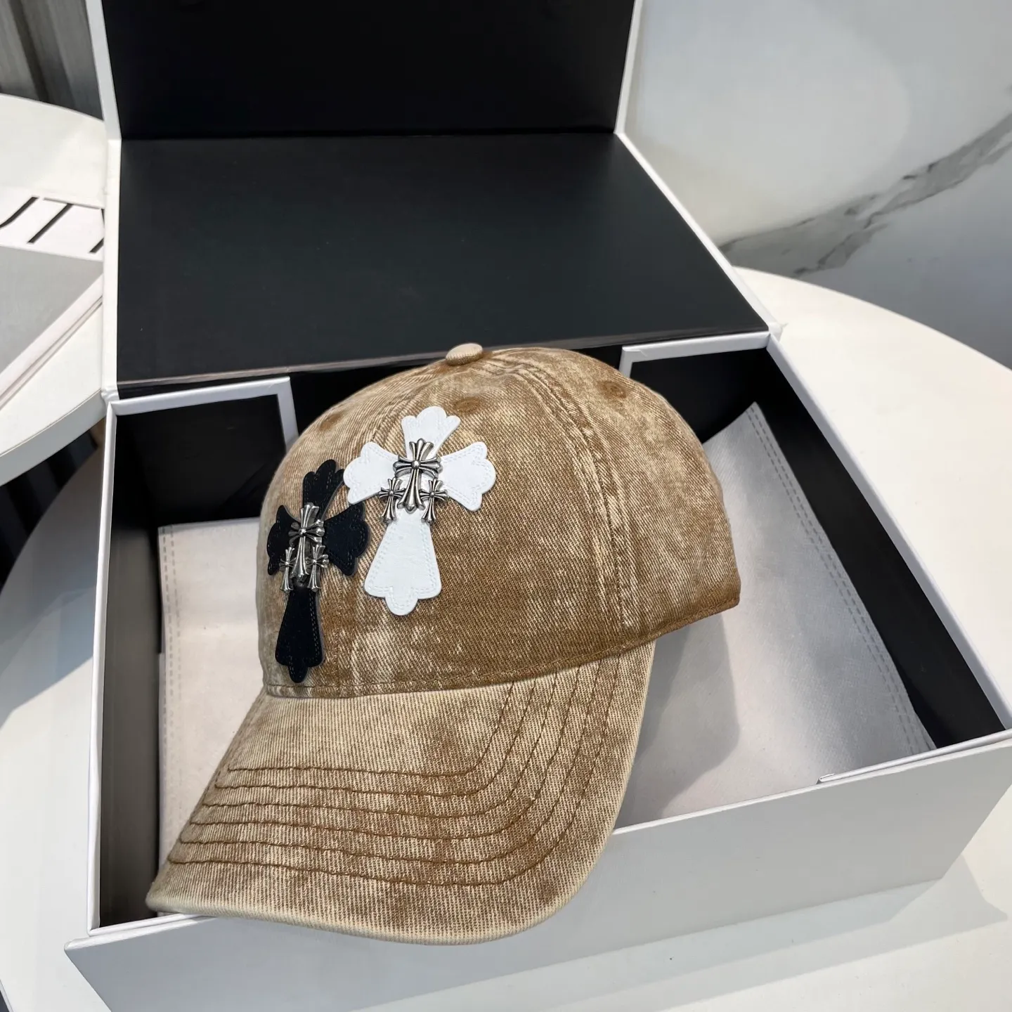 P86 Crow Heart 🆕🆕25 new baseball cap, personalized fashion classic cross logo, casual with a cool feeling, unisex style, same style for men and women! Very easy to match! Head circumference: 56-58cm is available